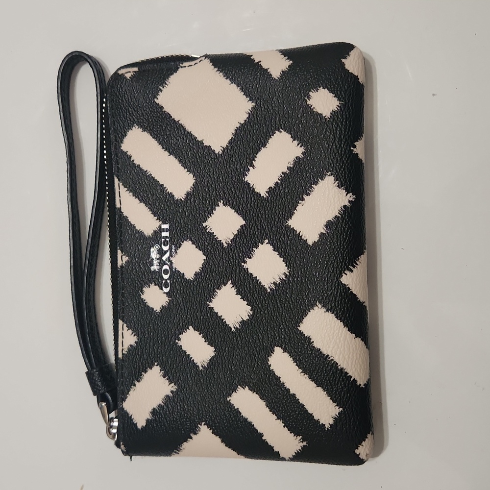 COACH NEW YORK CORNER ZIP WRISTLET NWT BLACK